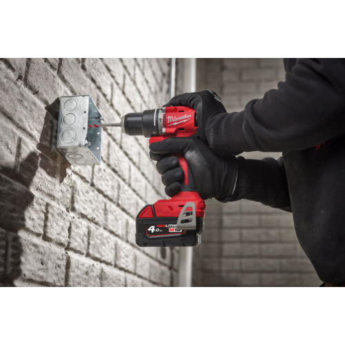 Дриль-шуруповерт акумуляторна безщіткова ударна MILWAUKEE M18 BLPDRC-0 (60Нм) (каркас) + M18 B2 подарунок